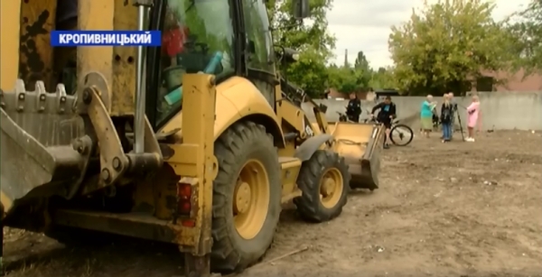 Демонтувати не можна залишити: у Кропивницькому жителі ОСББ конфліктують із забудовником (ВІДЕО)