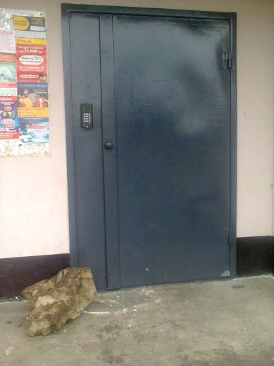 На Кіровоградщині крадії заблокували двері у під&#039;їзд та &quot;обнесли&quot; всі машини у дворі