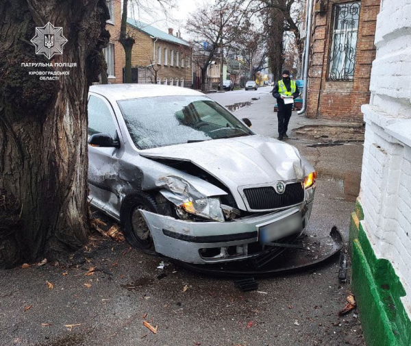 У Кропивницькому через ДТП авто в&#039;їхало в дерево