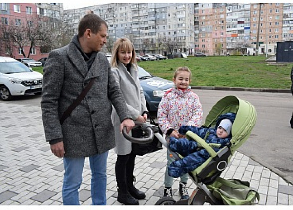 Родина лікарів-переселенців із Луганщини отримала квартиру в Кропивницькому