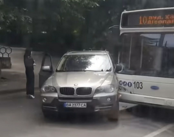 У Кропивницькому BMW X5 зіткнувся з тролейбусом