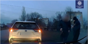 «Так ніхто не робить»: водій у Кропивницькому нарвався на конкретні неприємності (ВІДЕО)