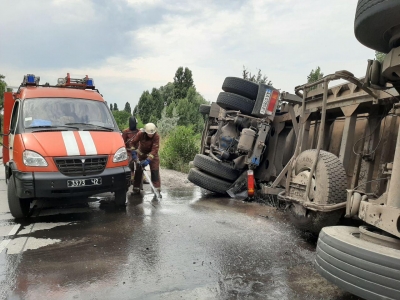 На Кіровоградщині перекинулася вантажівка: довелося терміново викликати рятувальників (ФОТО)
