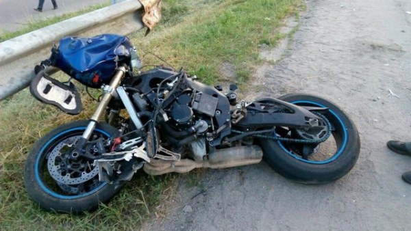 У Кропивницькому п’яний мотоцикліст протаранив стовп та дерево