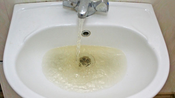 Жителі Кіровоградщини скаржаться на запах води: фахівці пояснили, як перевірити її якість