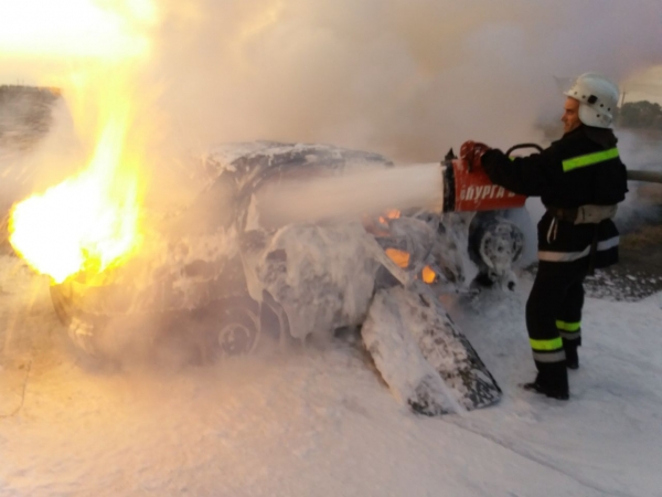 На Кіровоградщині посеред траси спалахнув легковий автомобіль (ФОТО)
