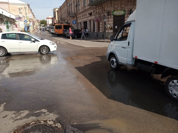 У центрі Кропивницького через припарковані авто тече чиста водопровідна вода (ФОТО)
