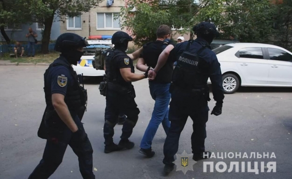 Чоловік погрожував пістолетом поліцейським у Кропивницькому