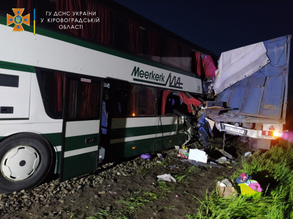 На Кіровоградщині унаслідок зіткнення автобуса і вантажівки загинуло 3 людей