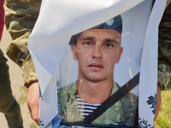 У Кропивницькому проводять в останню путь командира розвідників, який загинув в зоні ООС (ФОТО)