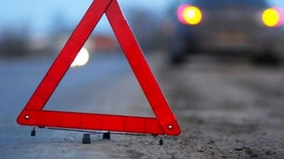Небезпечні маневри: у Кропивницькому чорний Chevrolet «загальмував» об дерево (ФОТО)