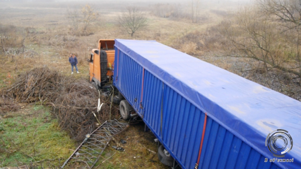 З мосту на Кіровогращині злетіла фура