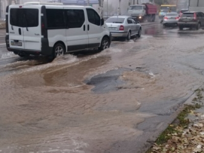 Масштабний порив у Кропивницькому: вода «миє» дороги від Попова до Ковалівки (ФОТО)