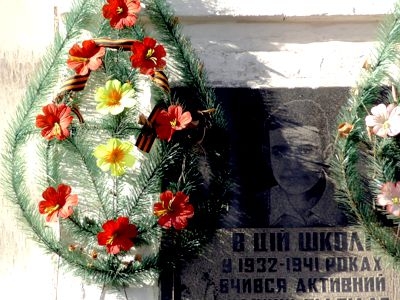 На Кіровоградщині до пам’ятного вінка підпільника невідомі прив’язали символ російської агресії