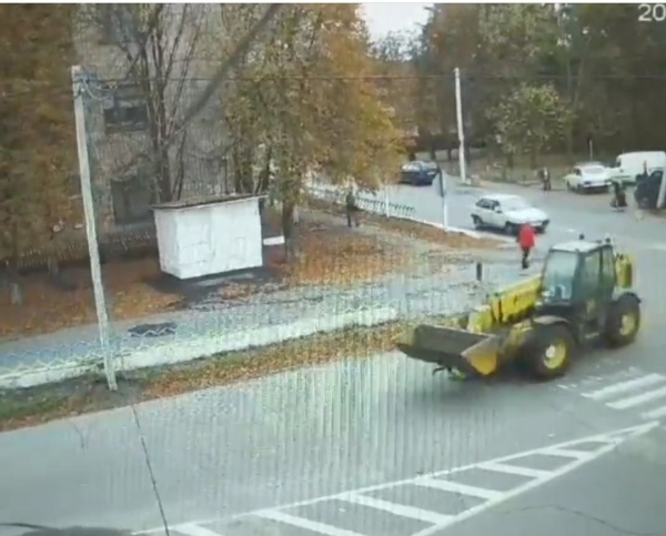 На Кіровоградщині молоду дівчину збив трактор на пішохідному переході (ВІДЕО)
