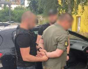 У Кропивницькому на хабарі в 5 тисяч доларів затримали посадовця військкомату