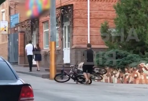 У Кропивницькому чоловік напідпитку хотів викрасти три велосипеди (ВІДЕО)