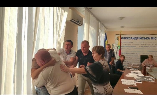 Кіровоградщина: представник партії &quot;ОПЗЖ&quot; побився з членом виборчкому (ВІДЕО)