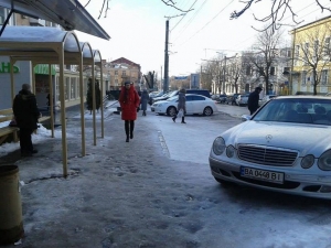 Кропивничани скаржаться на неприбрані зупинки від снігу