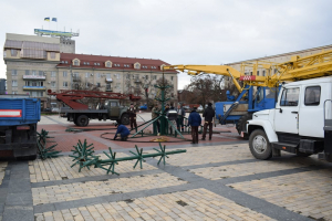 У Кропивницькому встановлюють новорічну ялинку