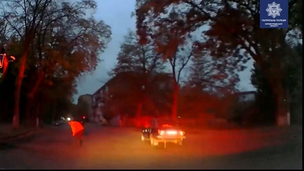 У Кропивницькому водій втікав від поліції та ледь не збив пішохода (ВІДЕО)