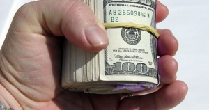 Житель Кіровоградщини відібрав у киянина $30 тисяч та заблокував чоловіка у своїй машині