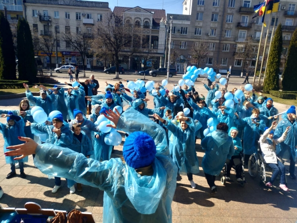 У Кропивницькому влаштували флешмоб на підтримку дітей дощу (ФОТО)