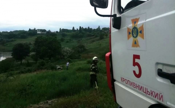 На Кіровоградщині вантажівка злетіла з мокрої дороги (ФОТО)