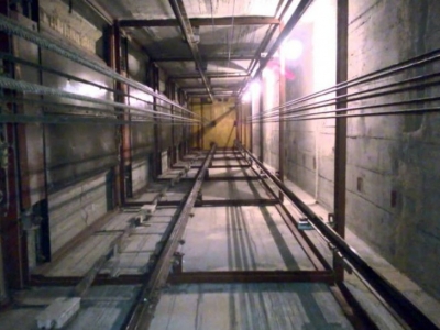 На Кіровоградщині ліфт зірвався і впав у підвал: двоє людей в лікарні (ФОТО)
