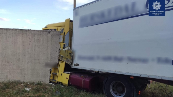 Вантажівка в&#039;їхала у бетонний паркан в Кропивницькому