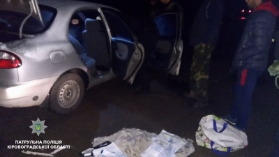 На Кіровоградщині у водія виявили зброю та наркотики. ФОТО