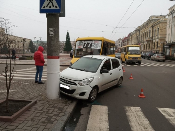 На головній площі Кропивницького пасажирська маршрутка зіткнулась з іномаркою (ФОТО)