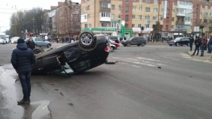 У Кропивницькому водійку дістали з перекинутої іномарки через розбите лобове