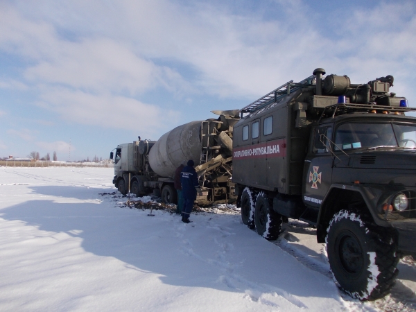 На Кіровоградщині автівки «тягне» на слизьке (ФОТО)