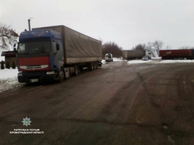 На Кіровоградщині водій вантажівки втікав від патрульних. ФОТО