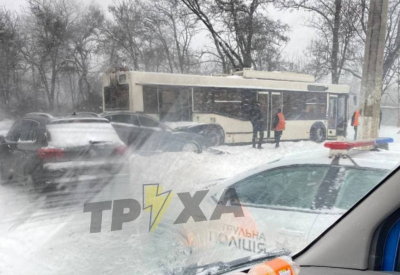 Потрійна ДТП з тролейбусом сталася у Кропивницькому (ВІДЕО)