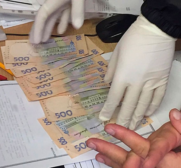 На Кіровоградщині під час отримання хабаря затримали патрульного інспектора (ФОТО)
