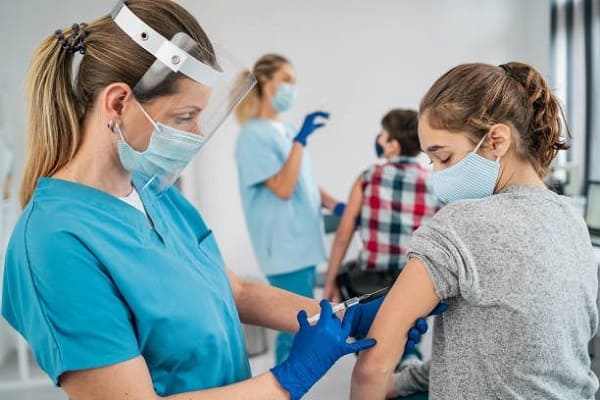 Кіровоградщина: вакциновані підлітки отримають 1000 гривень