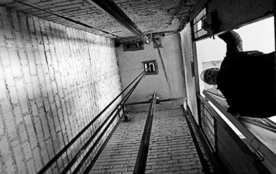 Падіння юнака у шахту ліфта в Кропивницькому: всі подробиці резонансного інциденту (ВІДЕО)