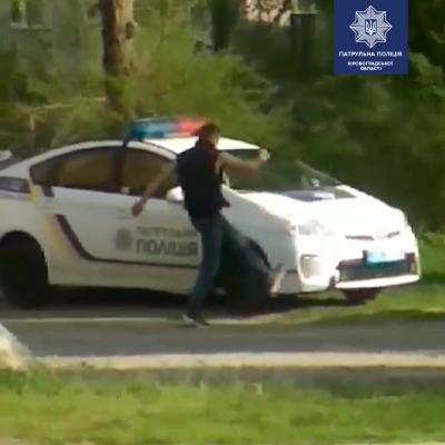 У Кропивницькому чоловік трощив авто поліцейських