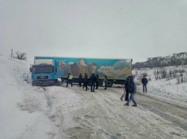 На Кіровоградщині фура повністю перекрила трасу. ФОТО