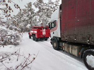 На Кіровоградщині застрягли десятки автомобілів, мікроавтобус та «швидка» (ФОТО)