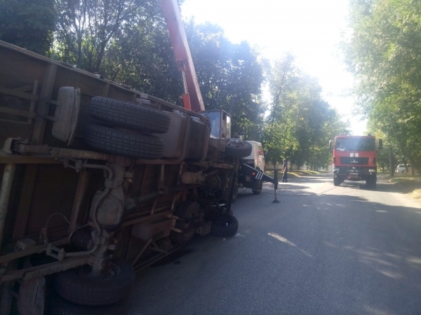 У Кропивницькому внаслідок ДТП перекинулась вантажівка «Renault» (ФОТО)