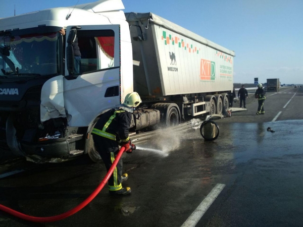 На Кіровоградщині вантажівка в&#039;їхала в конструкцію роздільної смуги (ФОТО)