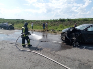 ДТП на Кіровоградщині: рятувальники діставали мертвого водія з його іномарки (ФОТО)