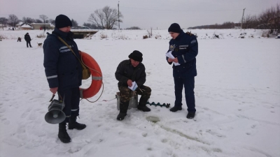 На Кіровоградщині рятувальники пояснюють засоби безпеки перебування на крижаних водоймах. ФОТО
