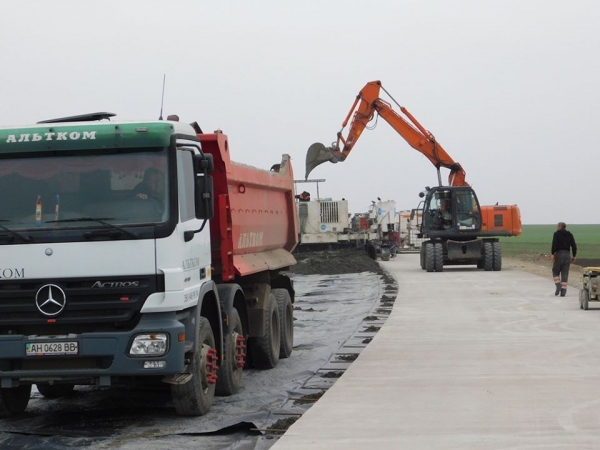 На дорозі Кропивницький-Миколаїв укладають важкий цементобетон та ремонтують мости (ФОТО)