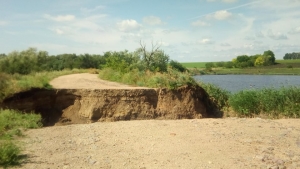 Наслідки негоди: жителі одного з сіл на Кіровоградщині вже другий місяць відрізані від райцентру (ФОТО)