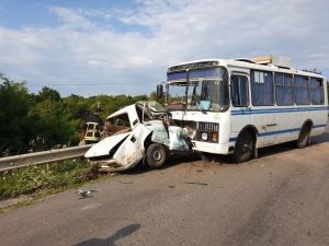 Під Кропивницьким водій «ВАЗу» на швидкості влетів у пасажирський автобус (ФОТО)