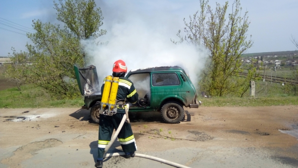 На Кіровоградщині за невідомих обставин спалахнув автомобіль (ФОТО)